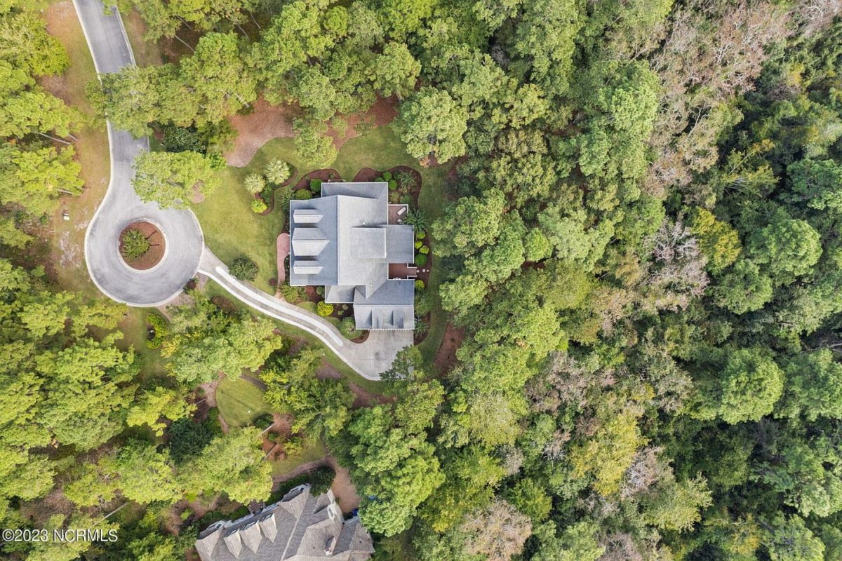 Elegant 2-Story house Plan with CAD Designs and Colonial Style