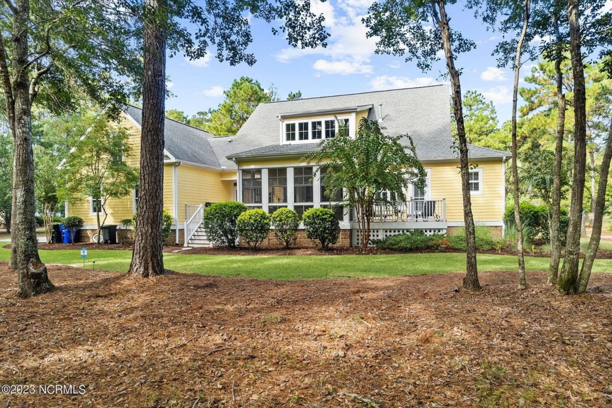 Elegant 2-Story house Plan with CAD Designs and Colonial Style