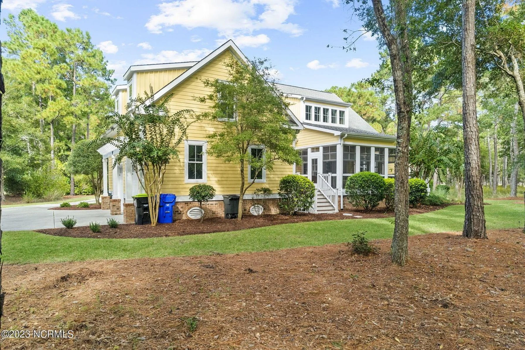 Elegant 2-Story house Plan with CAD Designs and Colonial Style