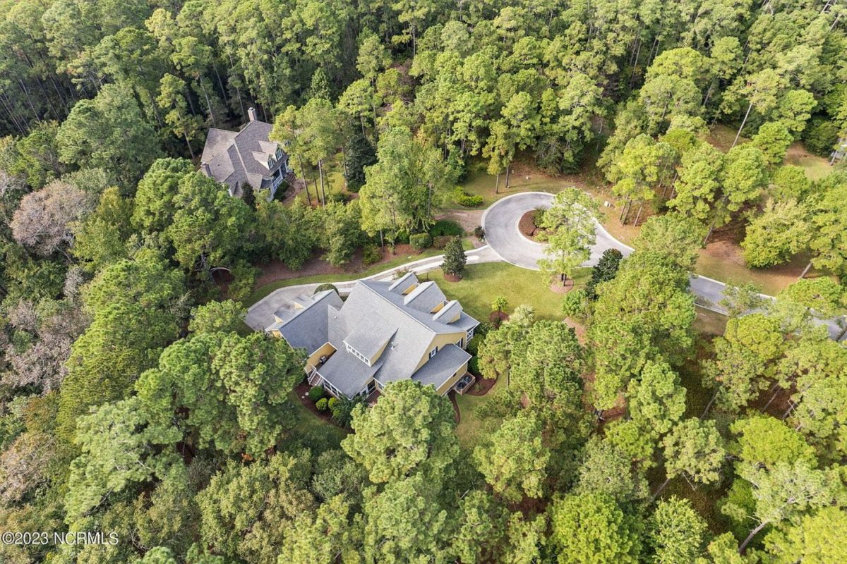 Elegant 2-Story house Plan with CAD Designs and Colonial Style