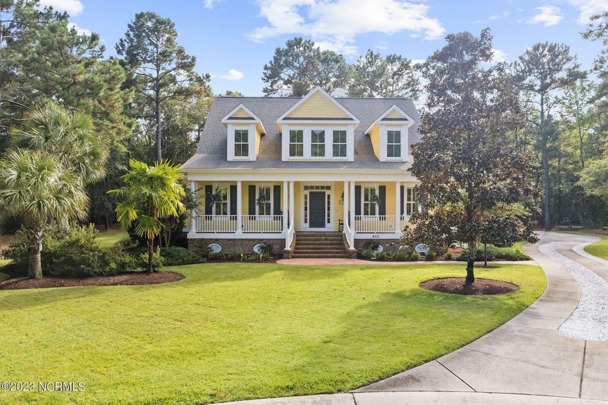 Elegant 2-Story house Plan with CAD Designs and Colonial Style