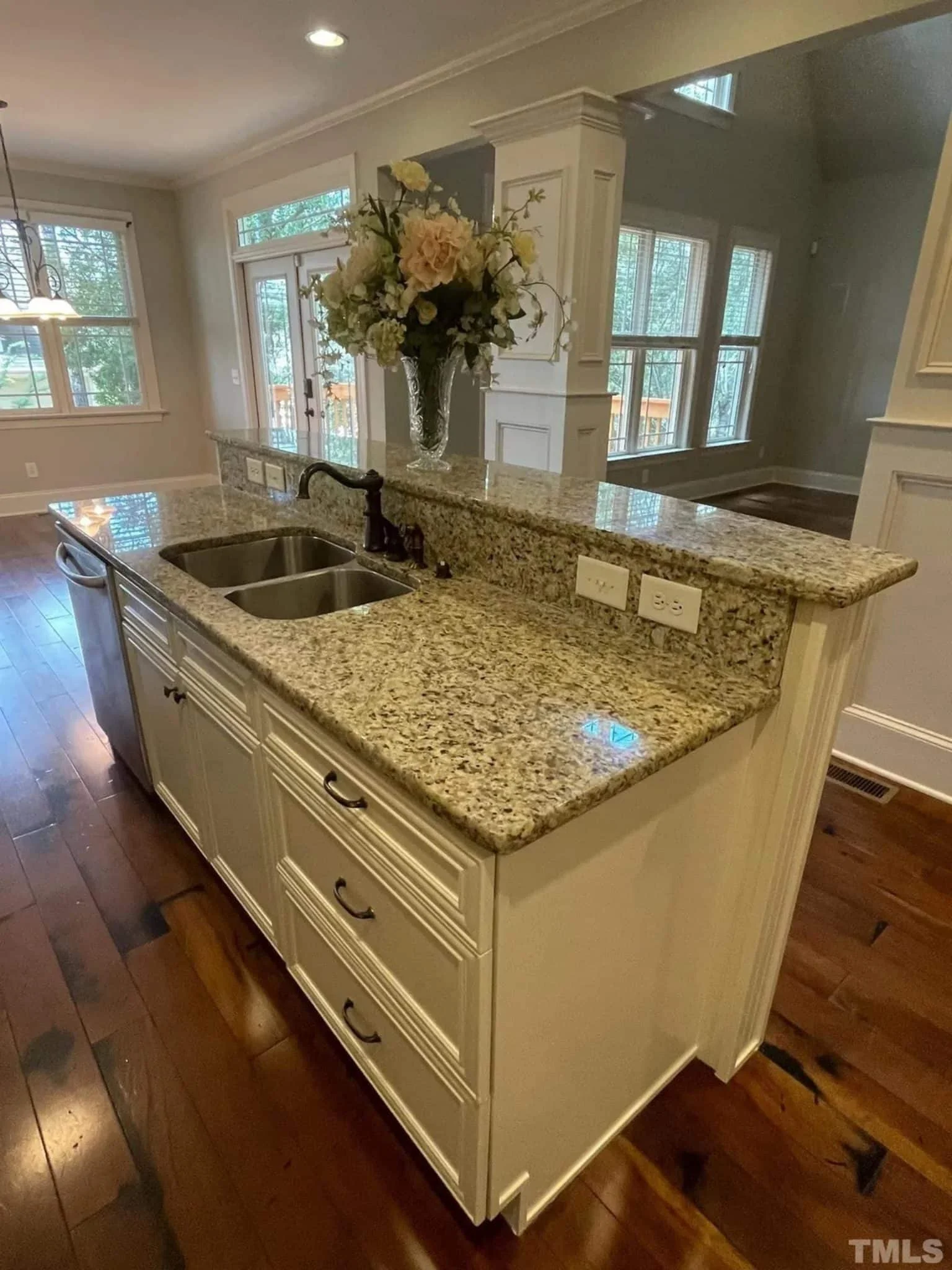 Craftsman house Plan with 4 Bedrooms and Vaulted Ceilings - CAD Design