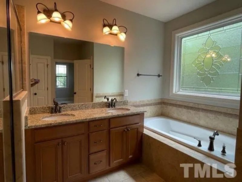 Craftsman house Plan with 4 Bedrooms and Vaulted Ceilings - CAD Design