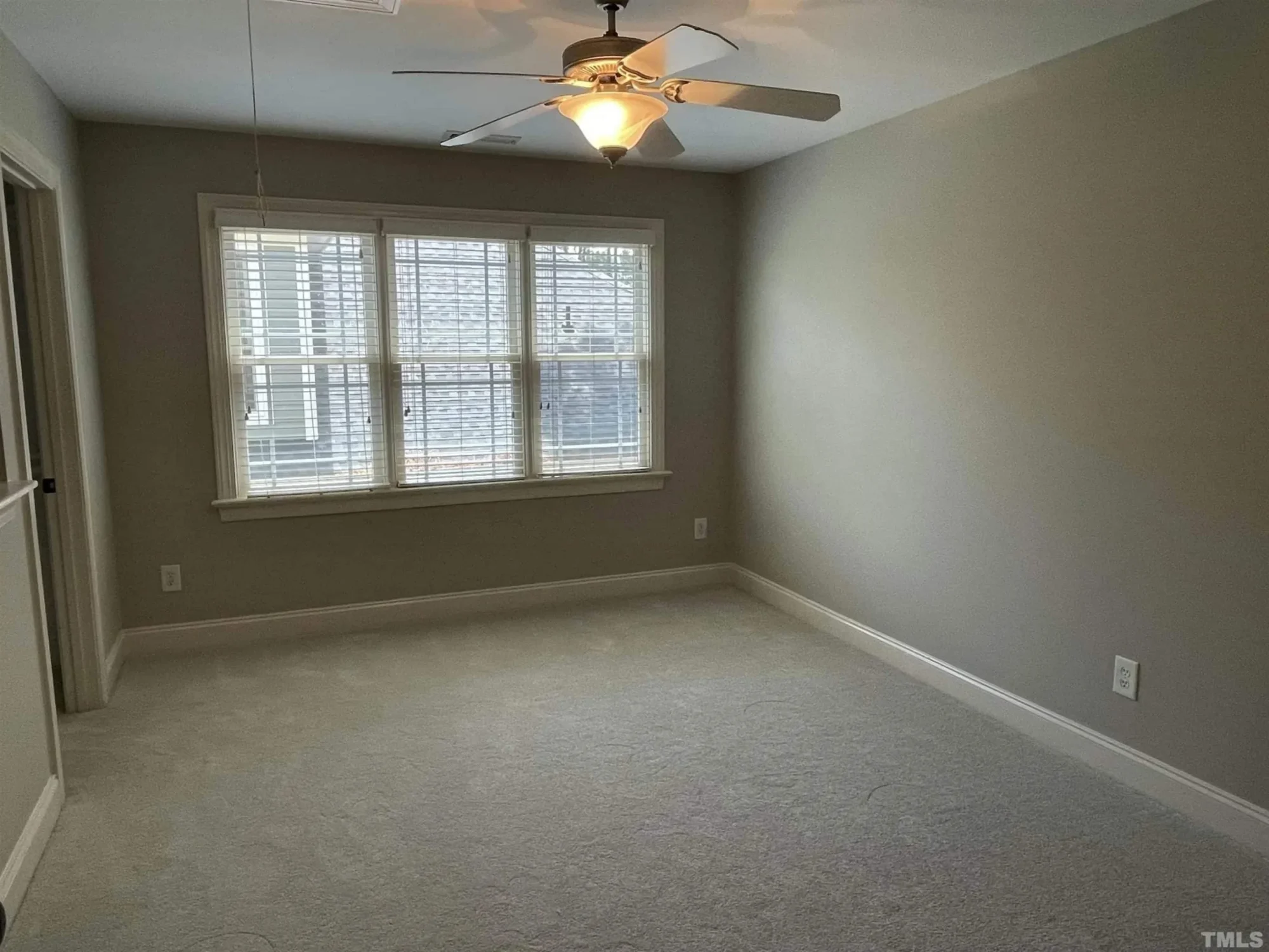 Craftsman house Plan with 4 Bedrooms and Vaulted Ceilings - CAD Design