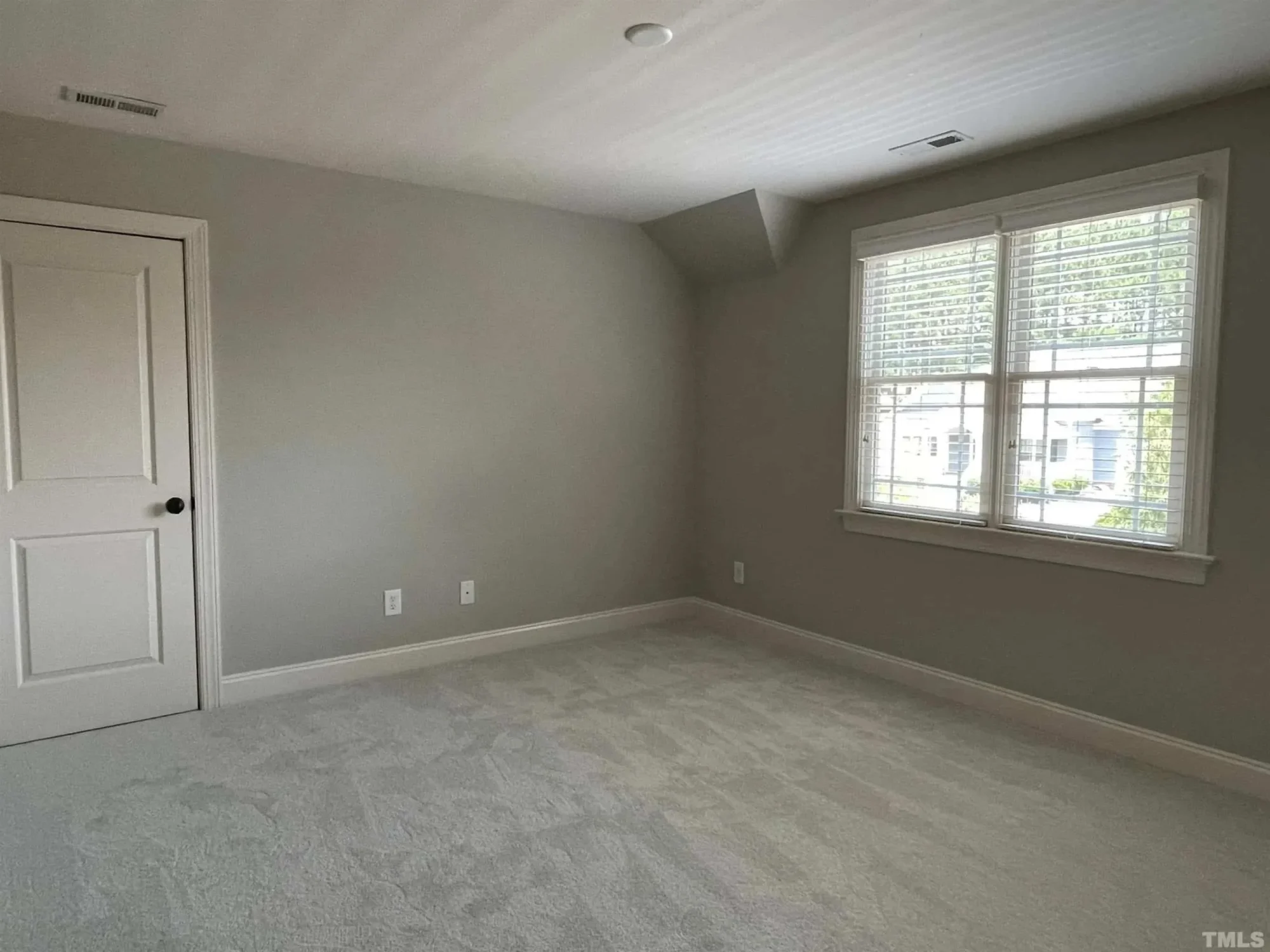 Craftsman house Plan with 4 Bedrooms and Vaulted Ceilings - CAD Design