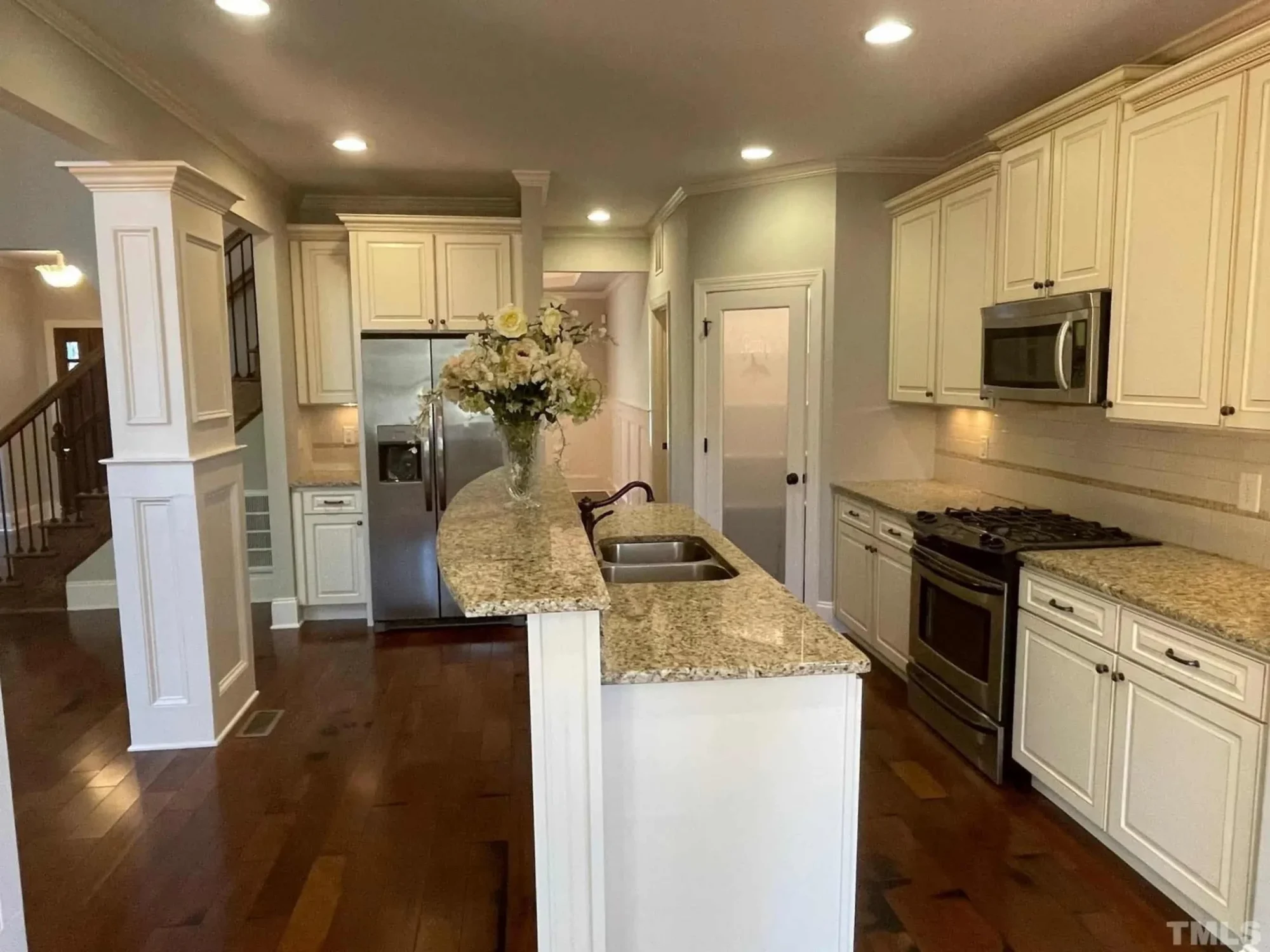 Craftsman house Plan with 4 Bedrooms and Vaulted Ceilings - CAD Design