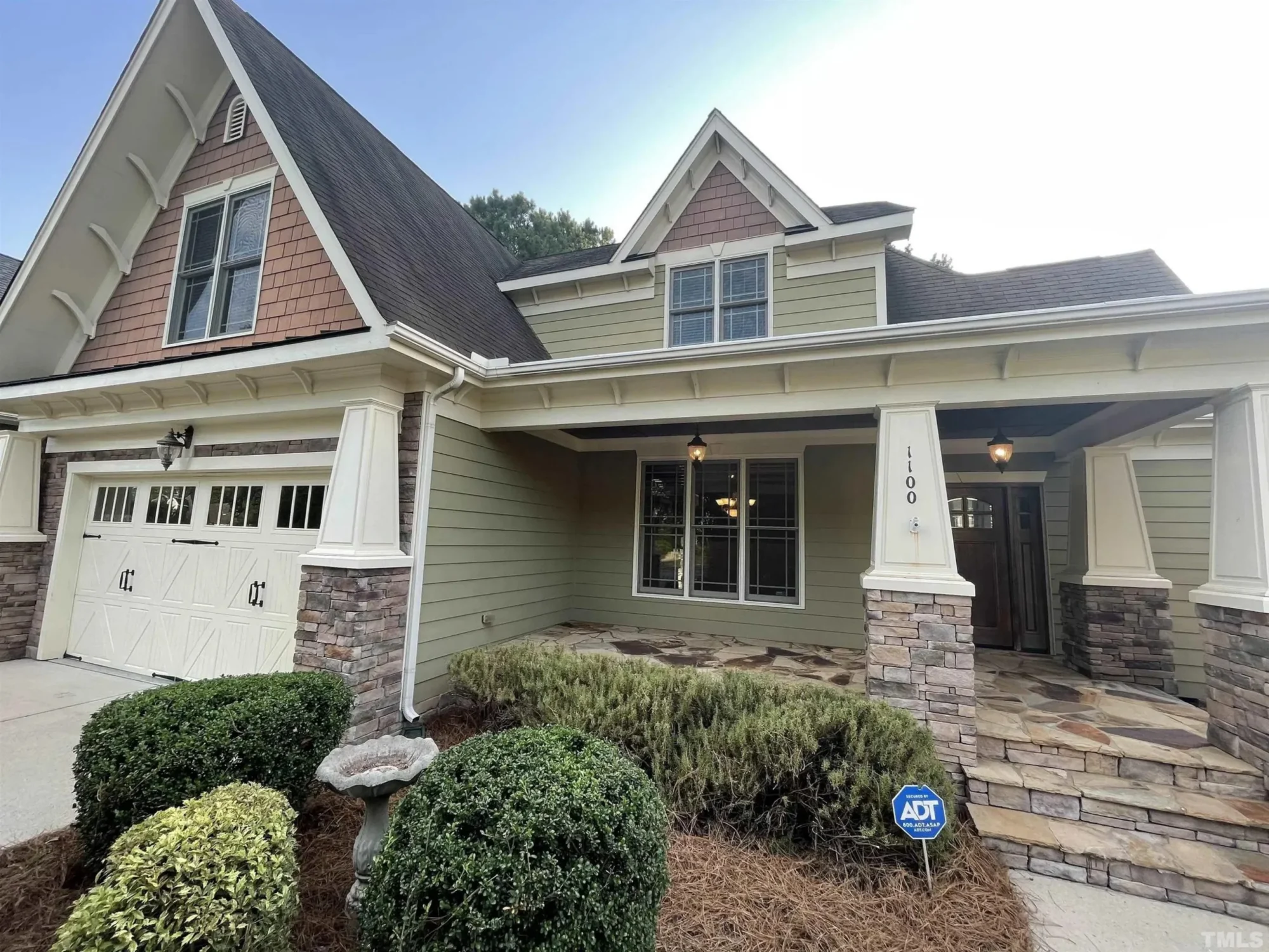 Craftsman house Plan with 4 Bedrooms and Vaulted Ceilings - CAD Design