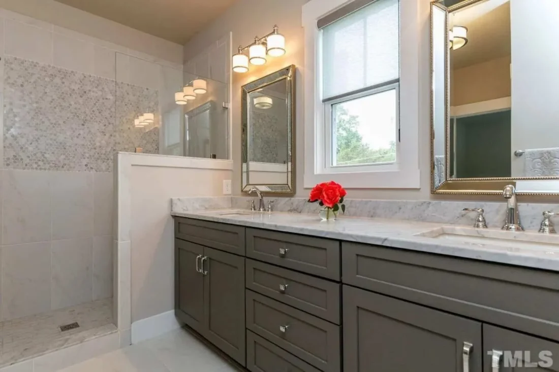 Modern Craftsman house Plan: Stunning Architecture & Floor Design