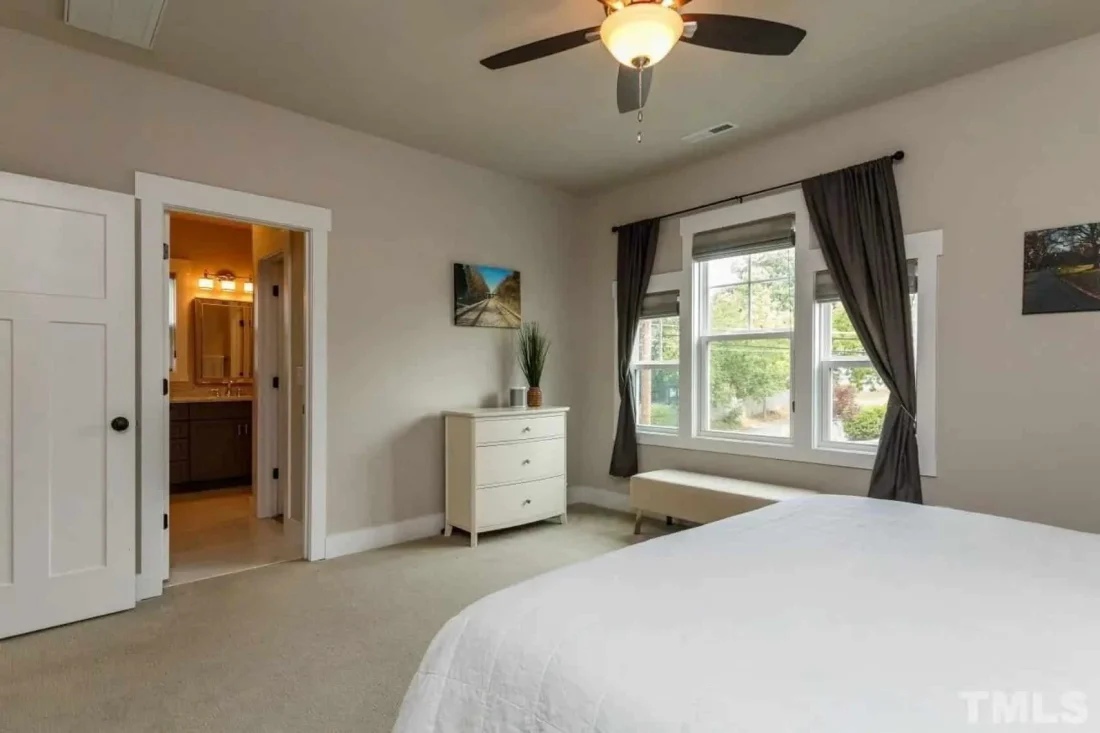 Modern Craftsman house Plan: Stunning Architecture & Floor Design