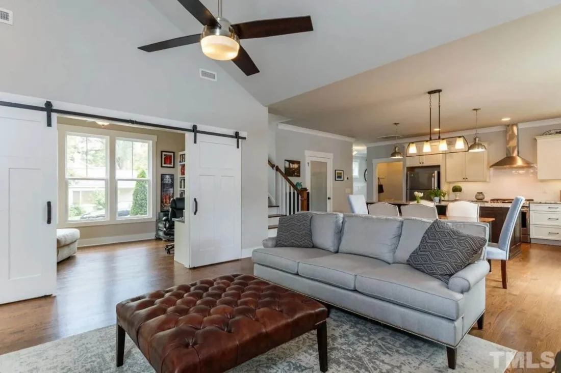 Modern Craftsman house Plan: Stunning Architecture & Floor Design