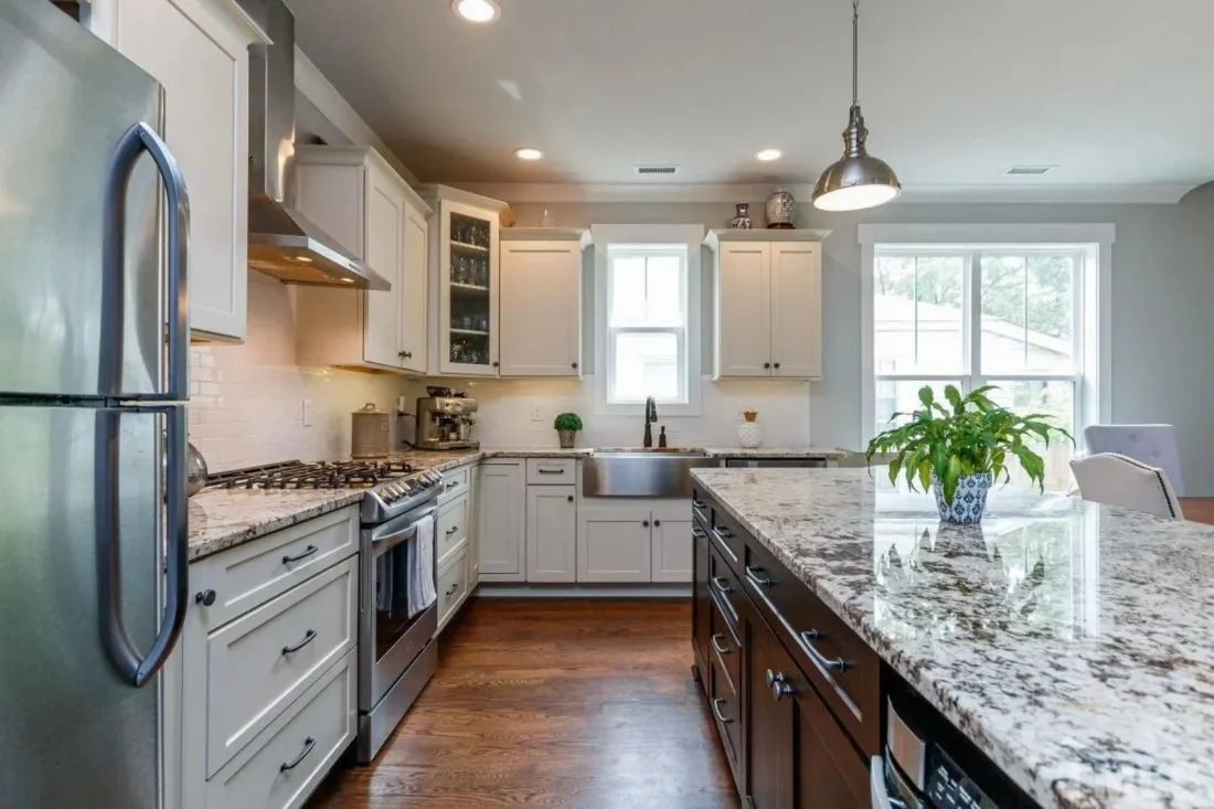 Modern Craftsman house Plan: Stunning Architecture & Floor Design