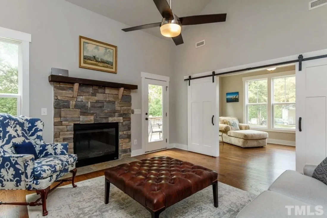 Modern Craftsman house Plan: Stunning Architecture & Floor Design