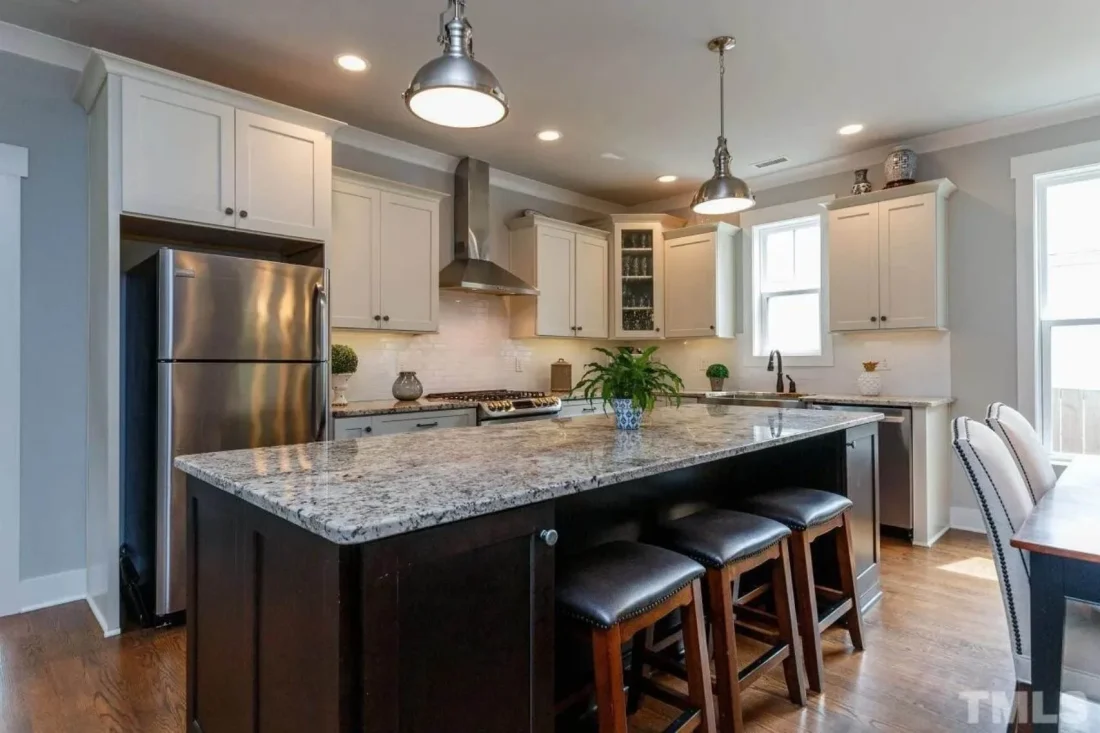 Modern Craftsman house Plan: Stunning Architecture & Floor Design