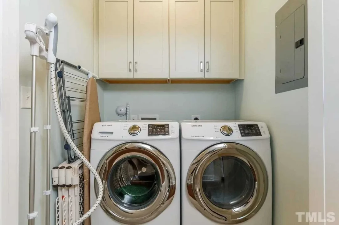 Modern Craftsman house Plan: Stunning Architecture & Floor Design