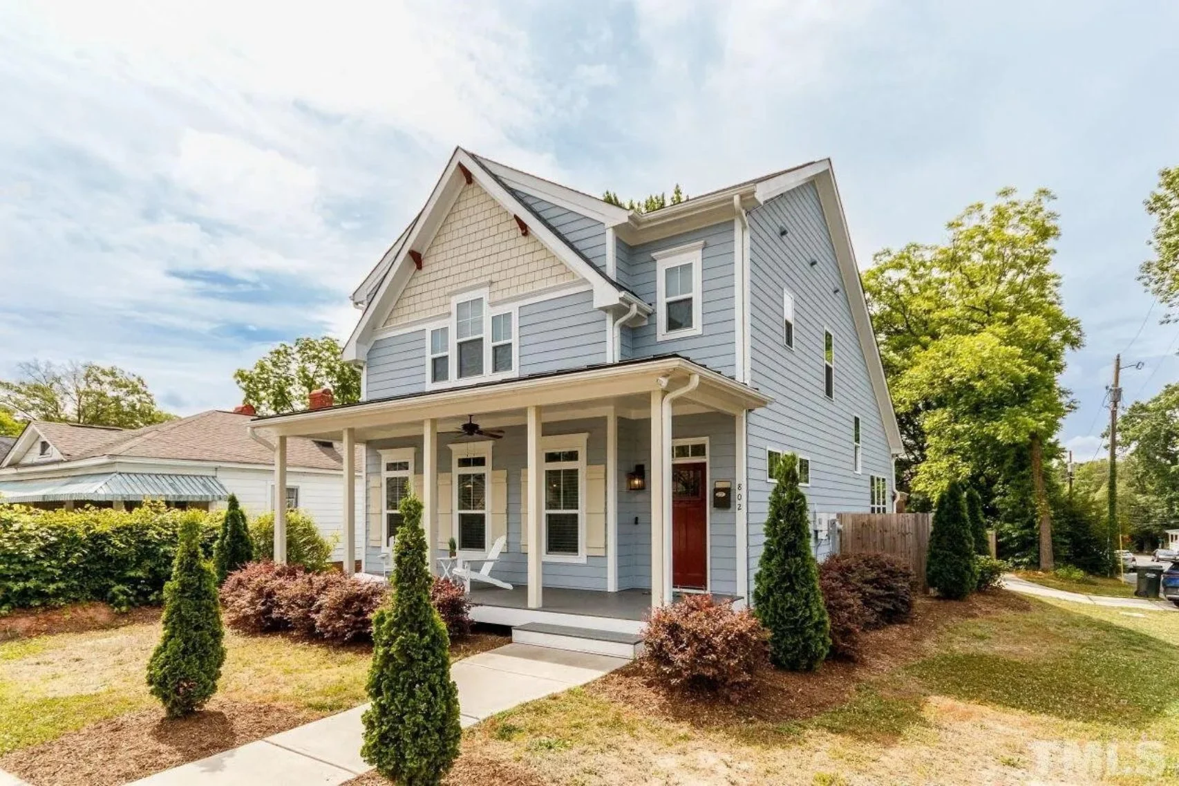 Modern Craftsman house Plan: Stunning Architecture & Floor Design