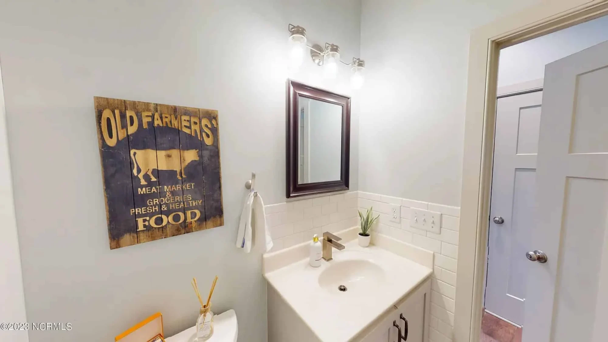 Modern house Floor Plan: Custom Blueprint with 1.5 Stories