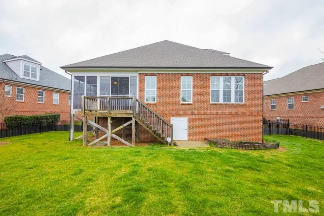 house Design Plan: 4-Bedroom Traditional Blueprint with CAD