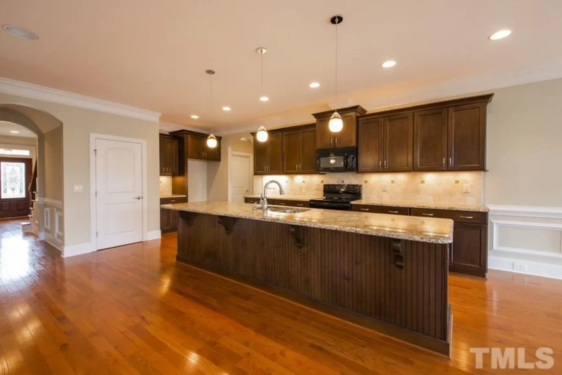 house Design Plan: 4-Bedroom Traditional Blueprint with CAD