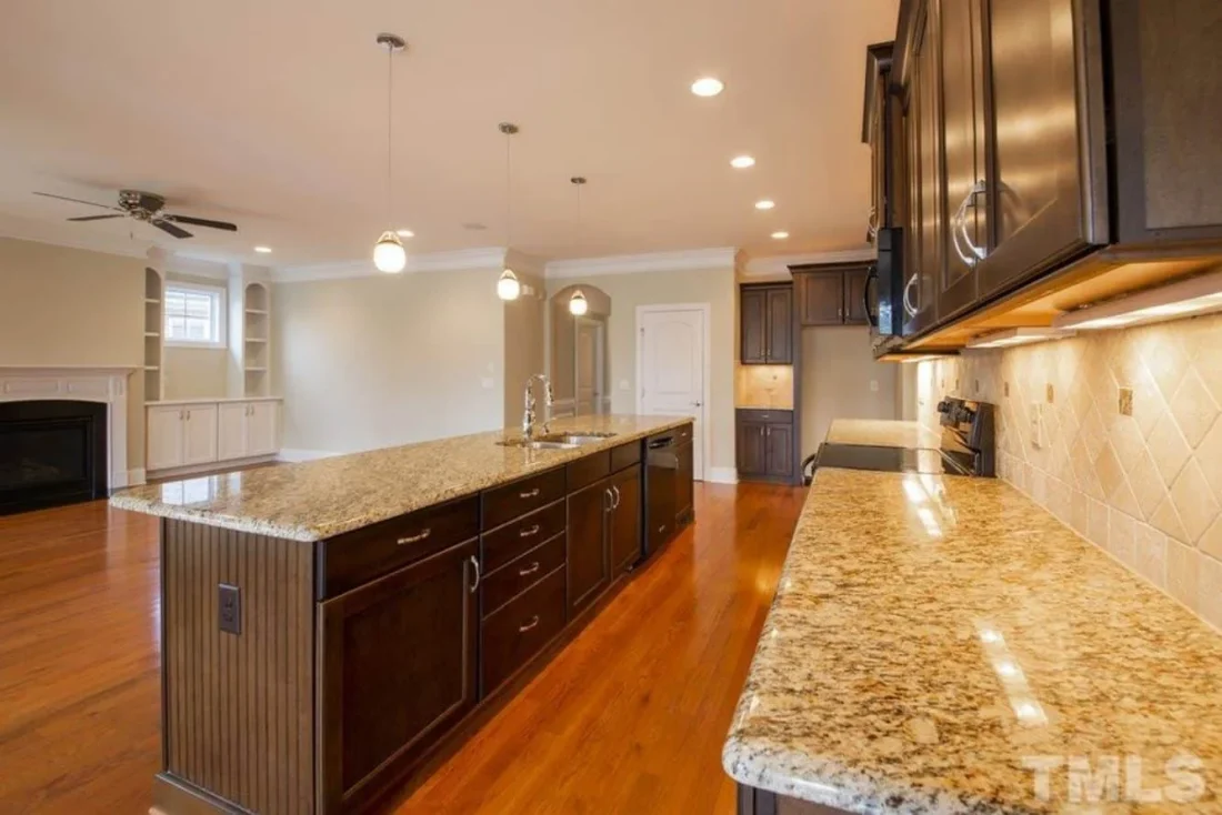 house Design Plan: 4-Bedroom Traditional Blueprint with CAD