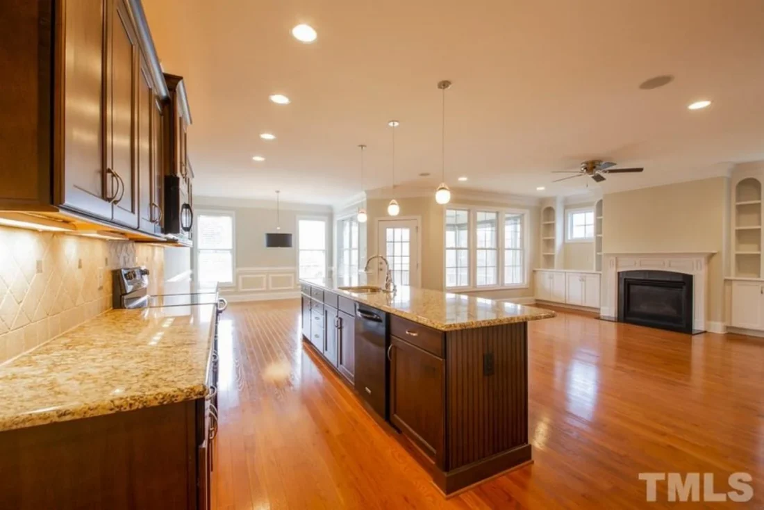 house Design Plan: 4-Bedroom Traditional Blueprint with CAD