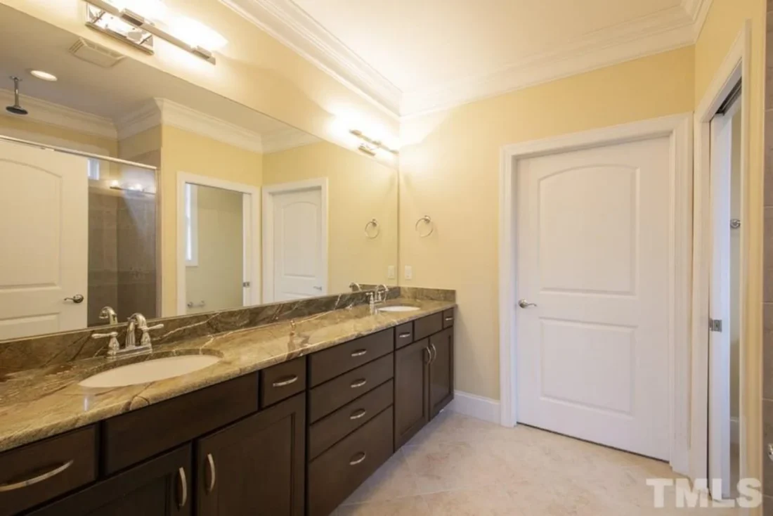 house Design Plan: 4-Bedroom Traditional Blueprint with CAD