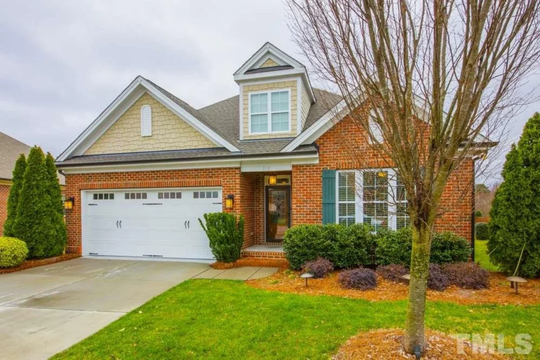 house Design Plan: 4-Bedroom Traditional Blueprint with CAD