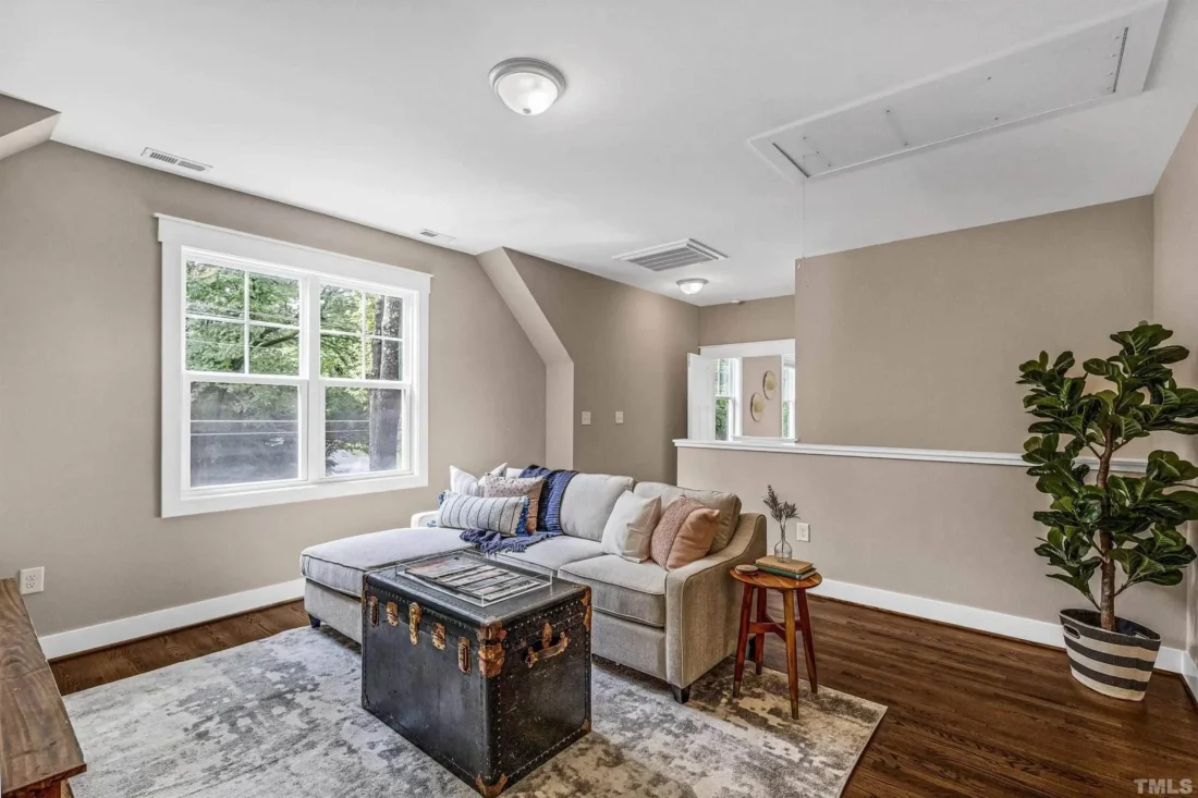 Craftsman house Floor Plan: Spacious Design & Quality Features