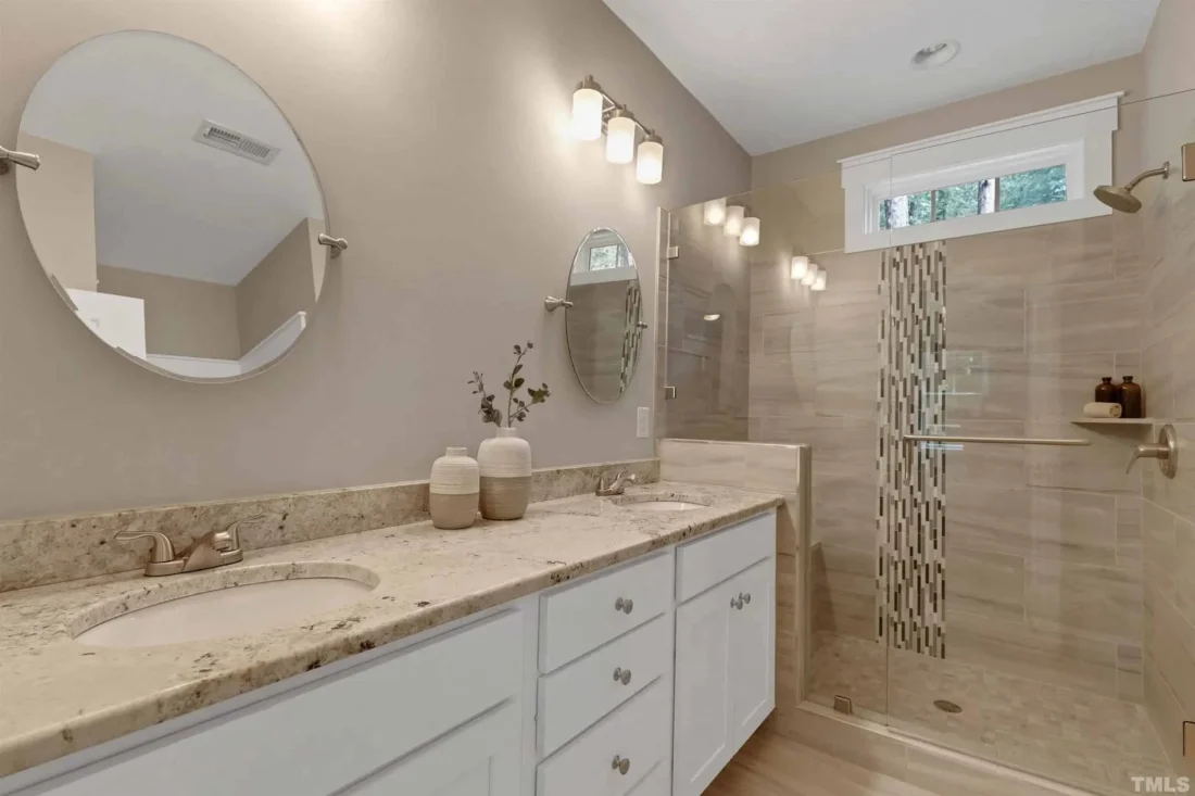 Craftsman house Floor Plan: Spacious Design & Quality Features