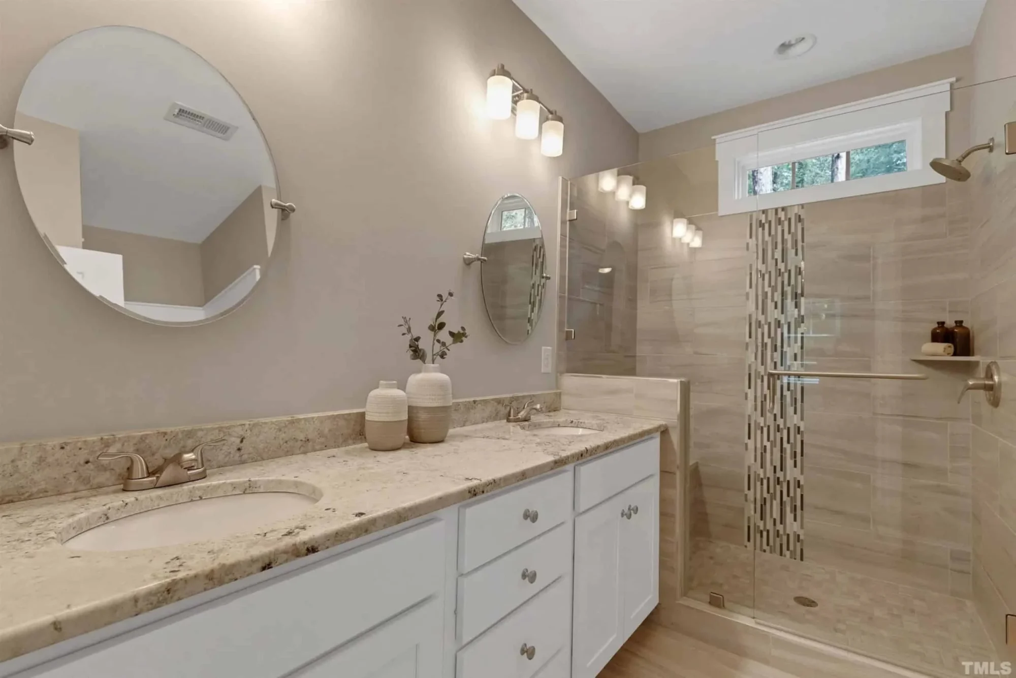 Craftsman house Floor Plan: Spacious Design & Quality Features