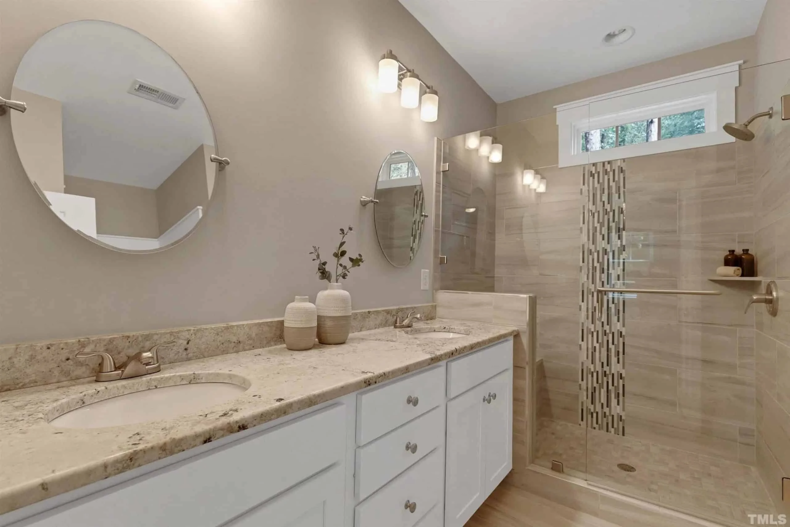 Craftsman house Floor Plan: Spacious Design & Quality Features