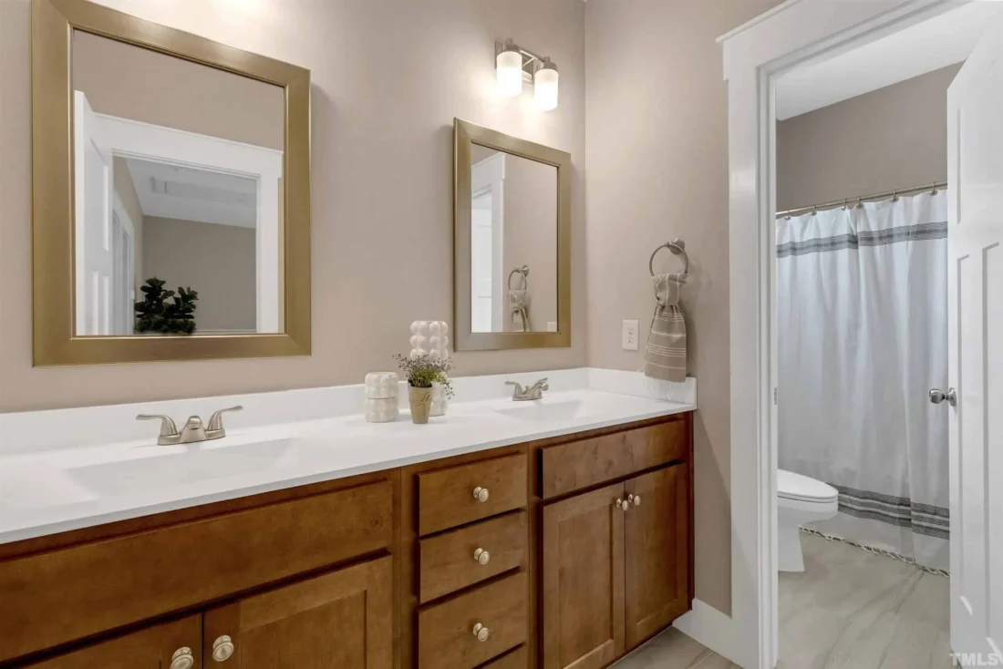 Craftsman house Floor Plan: Spacious Design & Quality Features