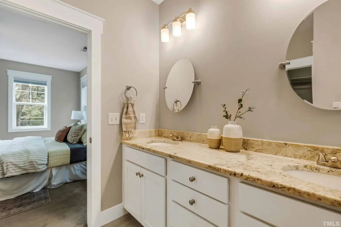 Craftsman house Floor Plan: Spacious Design & Quality Features