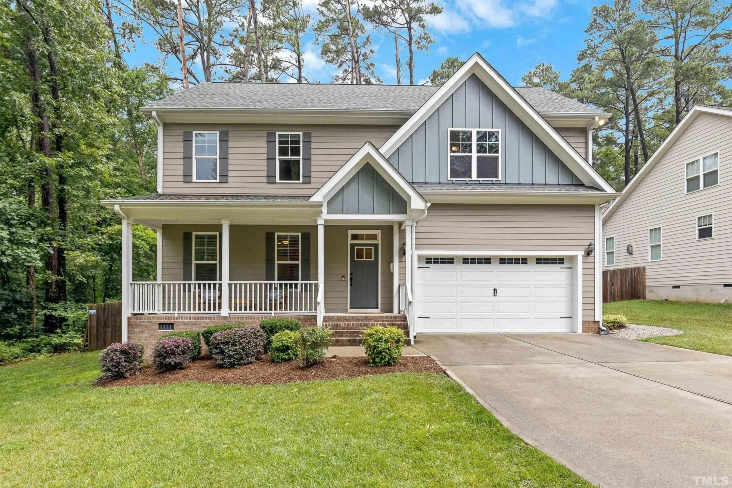 Craftsman house Floor Plan: Spacious Design & Quality Features