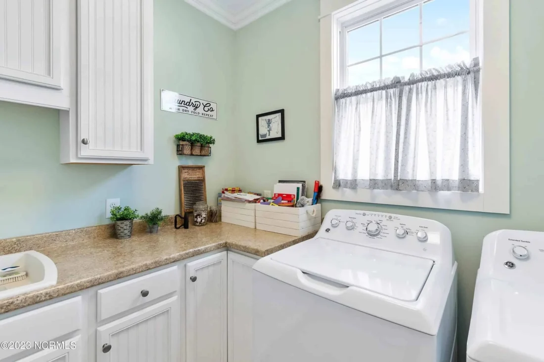 Craftsman house Floor Plan: 3-Bed, 2-Story Blueprint