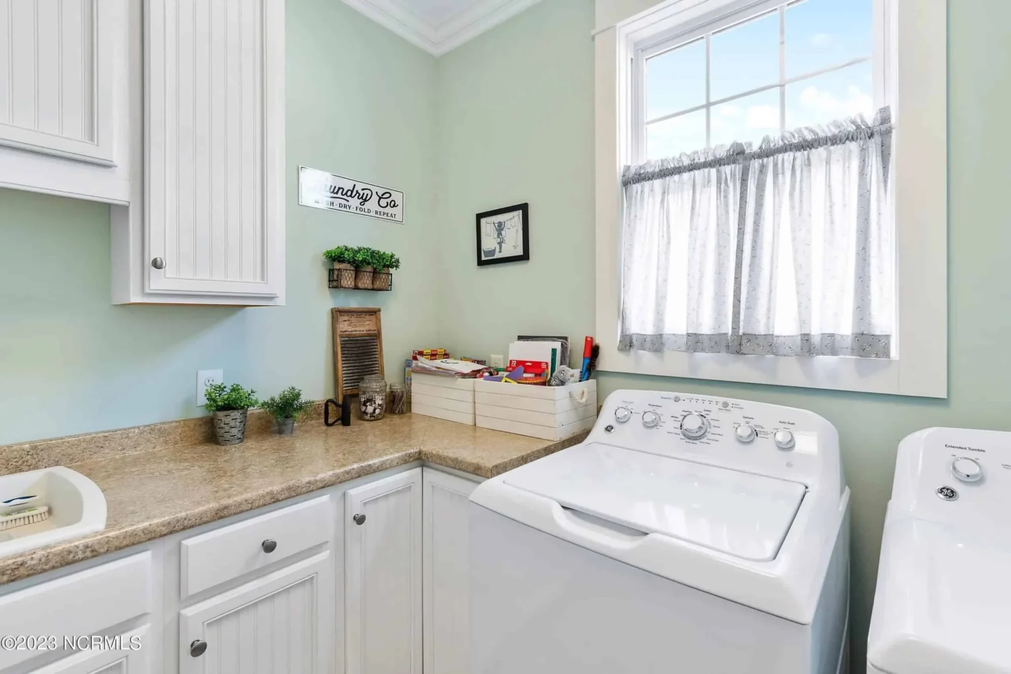 Craftsman house Floor Plan: 3-Bed, 2-Story Blueprint