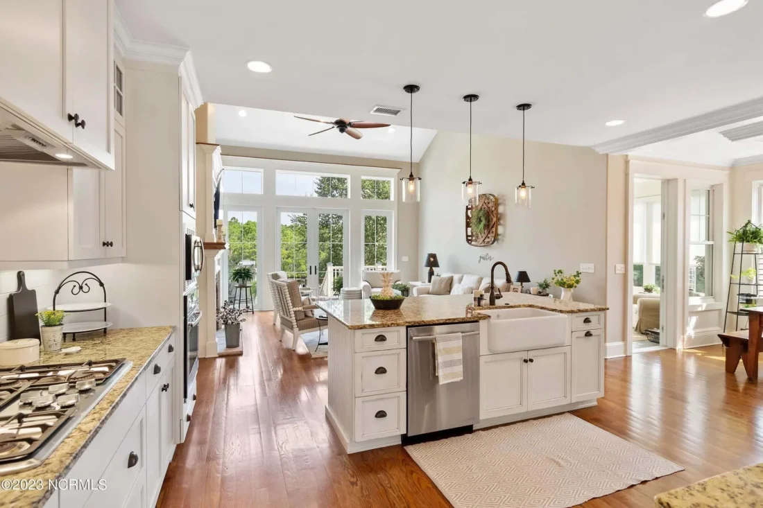 Craftsman house Floor Plan: 3-Bed, 2-Story Blueprint