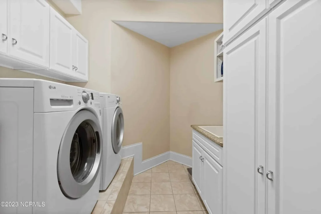 Expansive house Plan with CAD Blueprints & Stylish Design