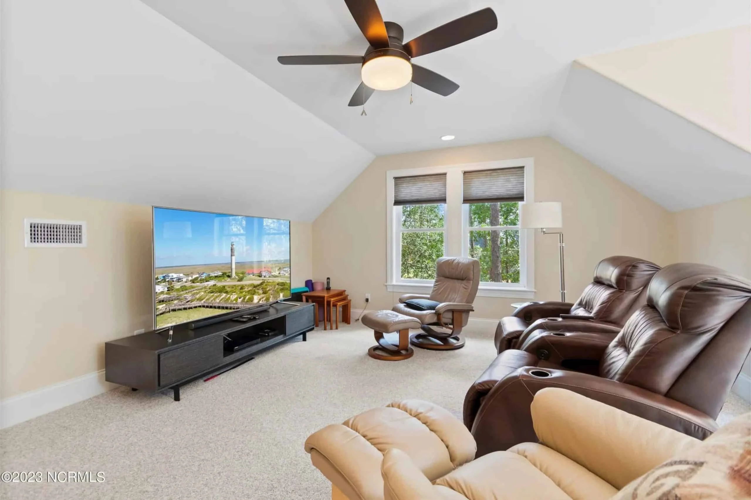 Expansive house Plan with CAD Blueprints & Stylish Design