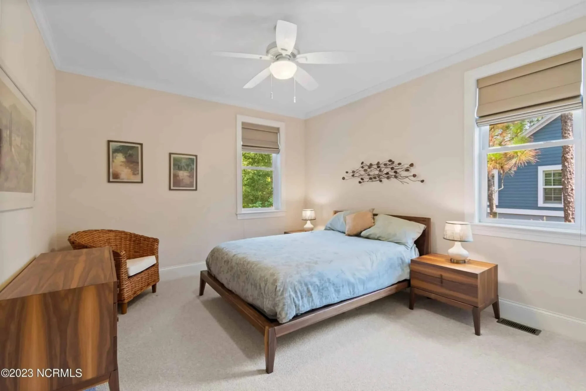 Expansive house Plan with CAD Blueprints & Stylish Design