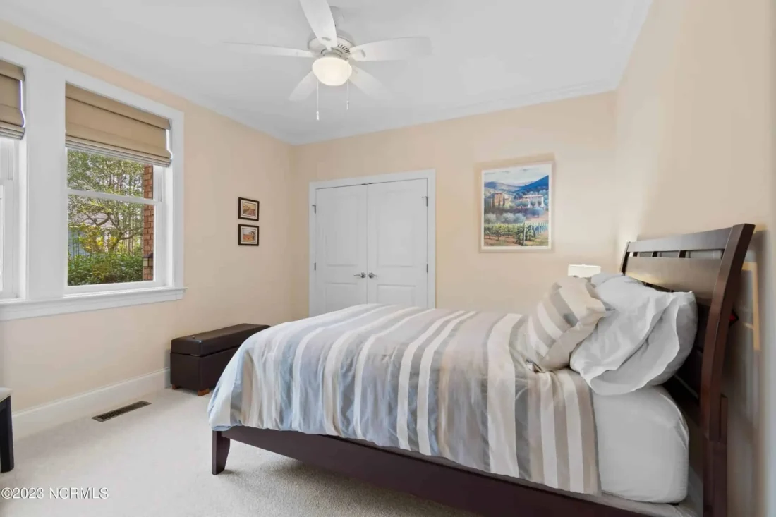 Expansive house Plan with CAD Blueprints & Stylish Design