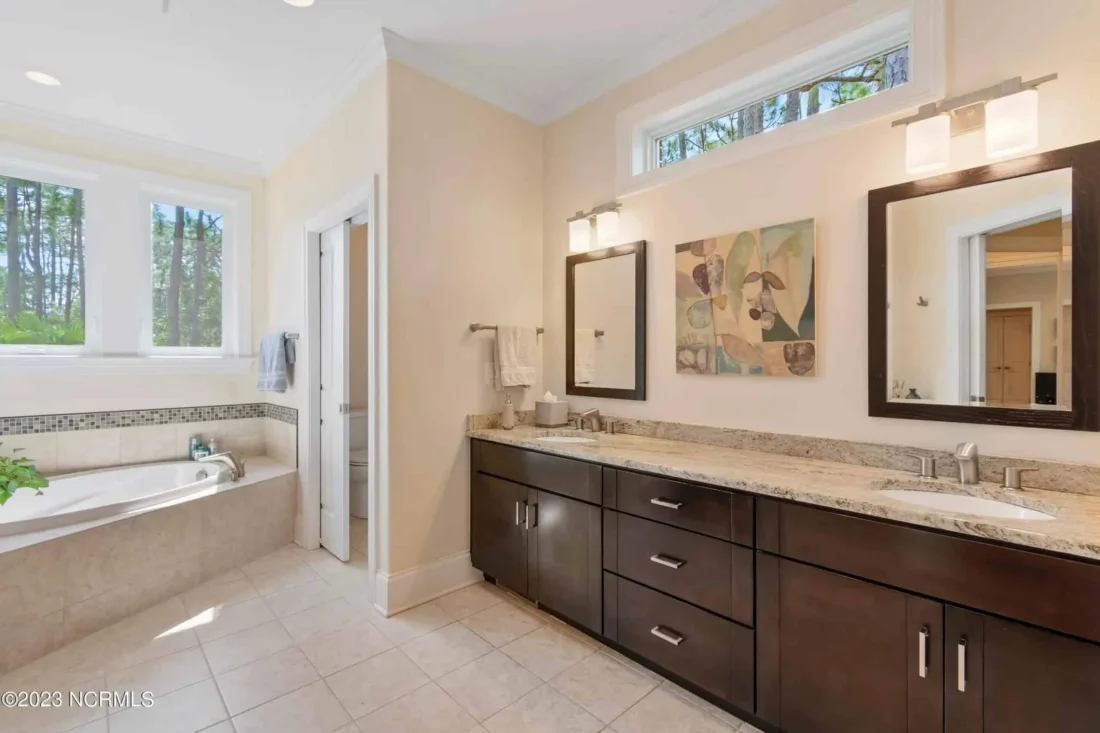 Expansive house Plan with CAD Blueprints & Stylish Design