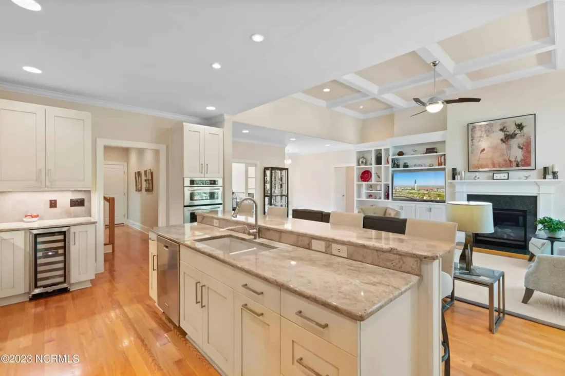 Expansive house Plan with CAD Blueprints & Stylish Design