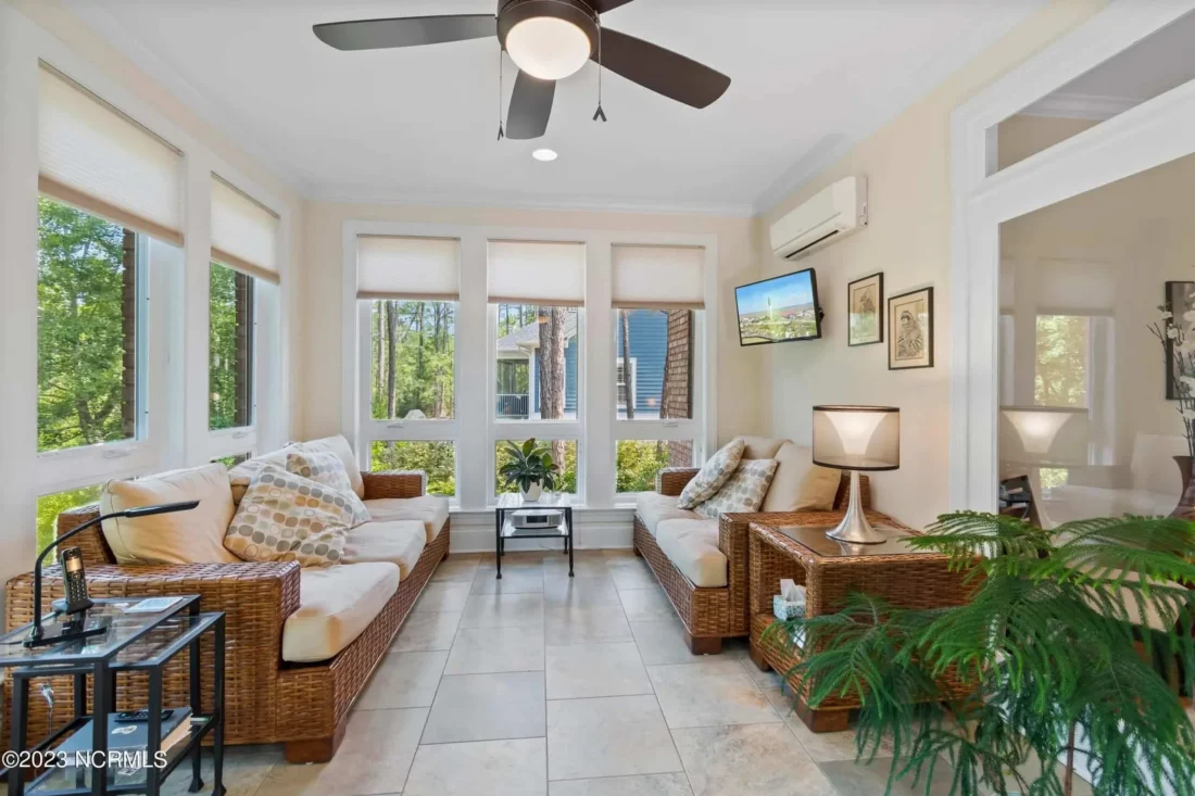 Expansive house Plan with CAD Blueprints & Stylish Design