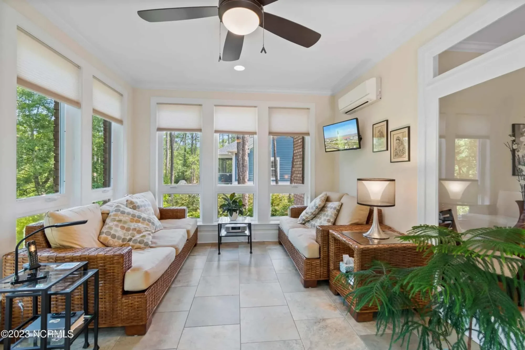 Expansive house Plan with CAD Blueprints & Stylish Design