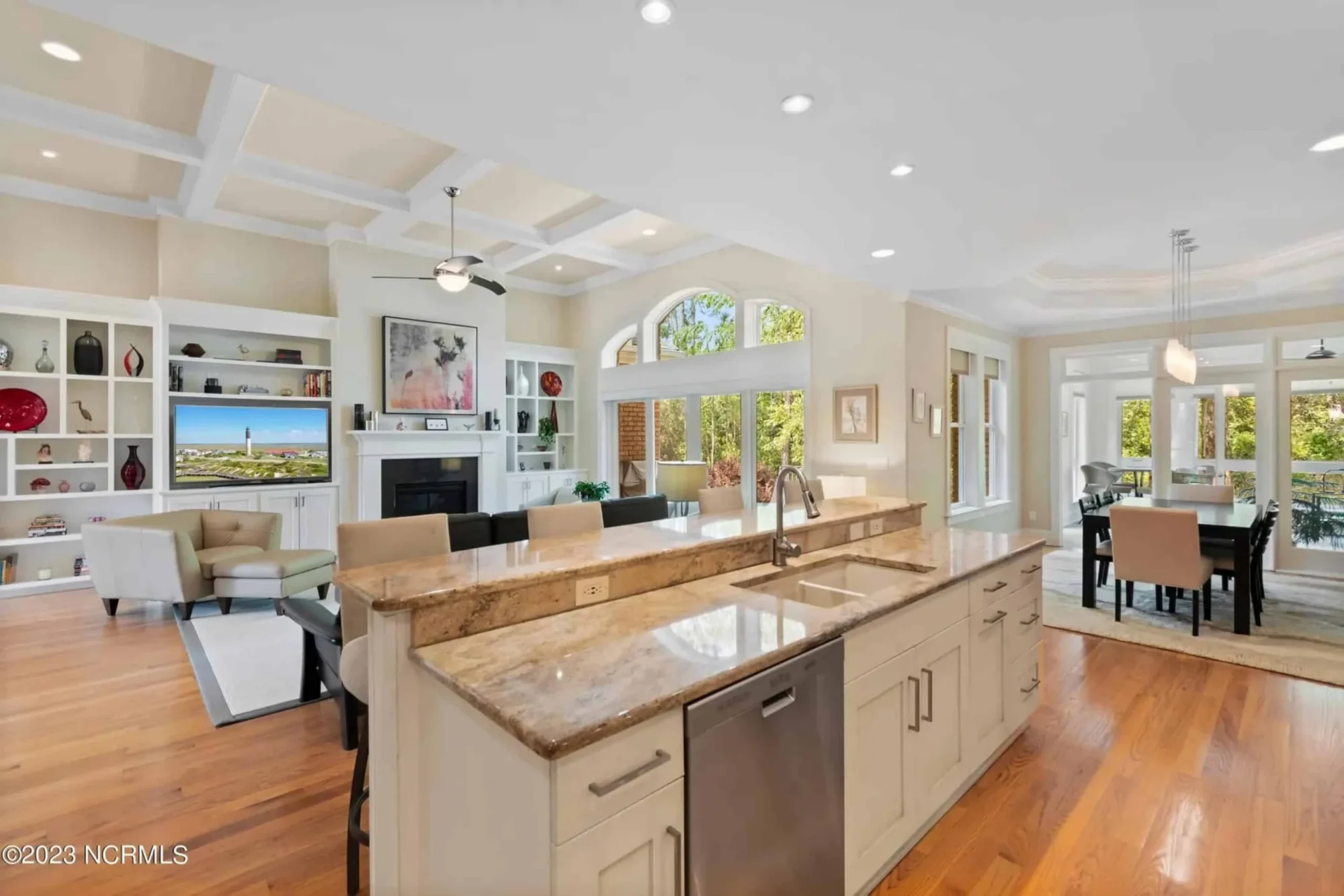 Expansive house Plan with CAD Blueprints & Stylish Design