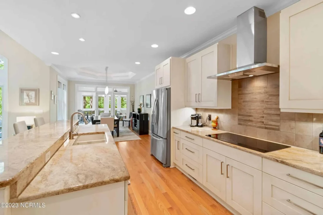 Expansive house Plan with CAD Blueprints & Stylish Design