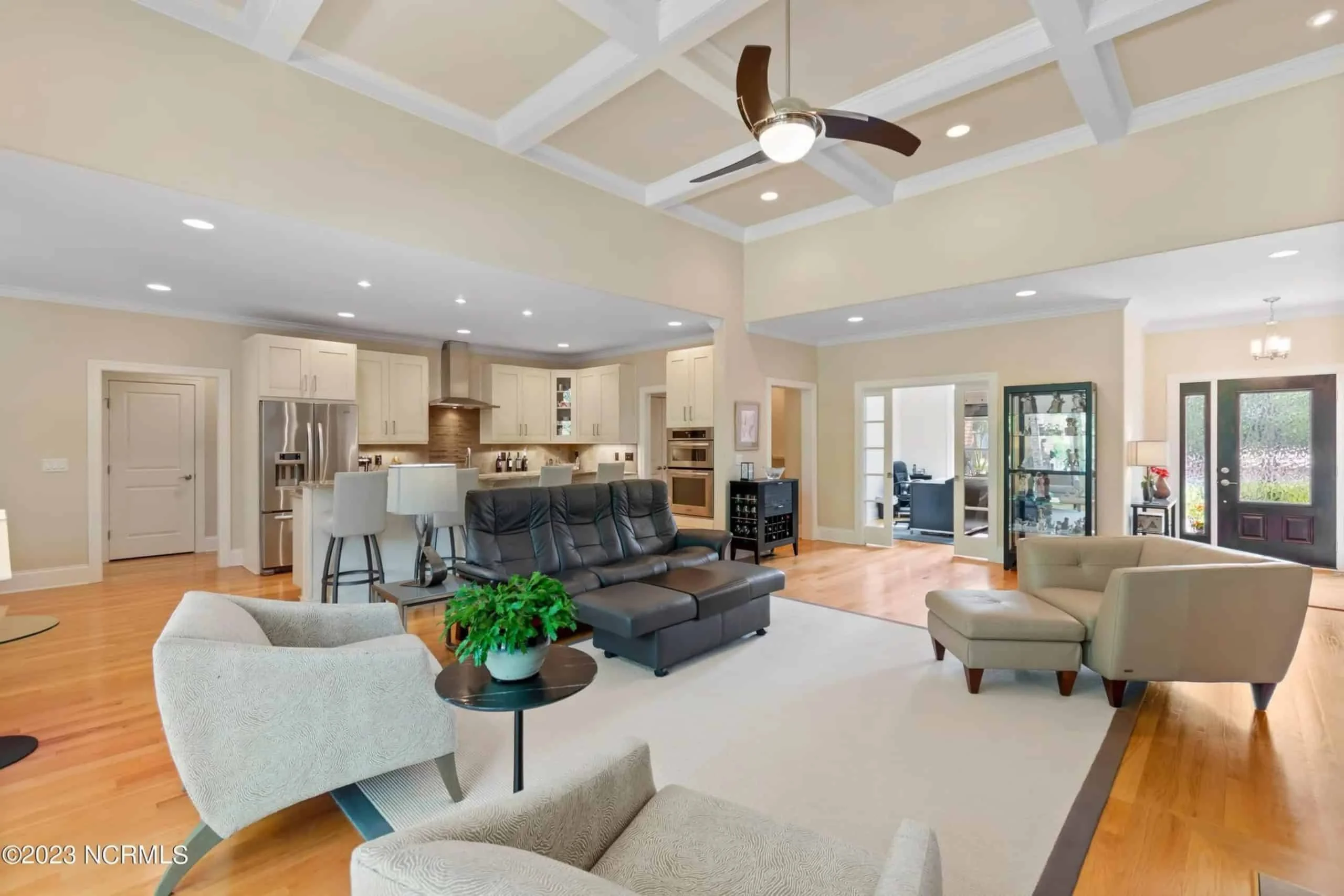 Expansive house Plan with CAD Blueprints & Stylish Design