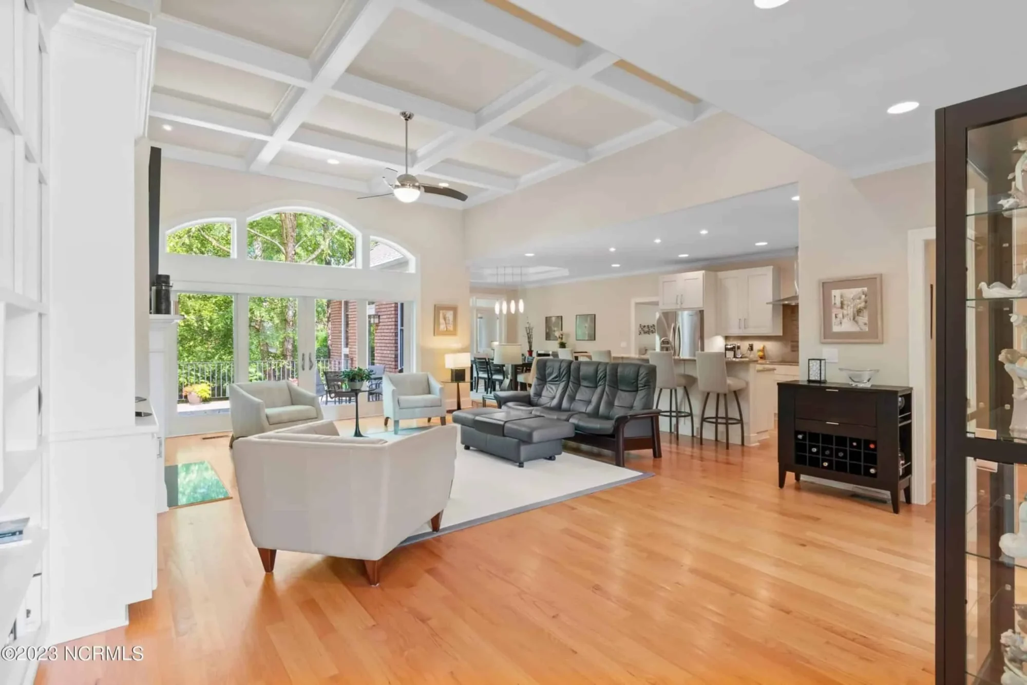 Expansive house Plan with CAD Blueprints & Stylish Design