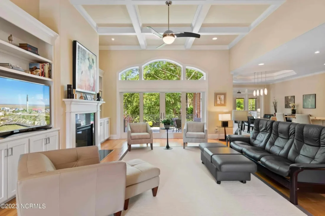 Expansive house Plan with CAD Blueprints & Stylish Design