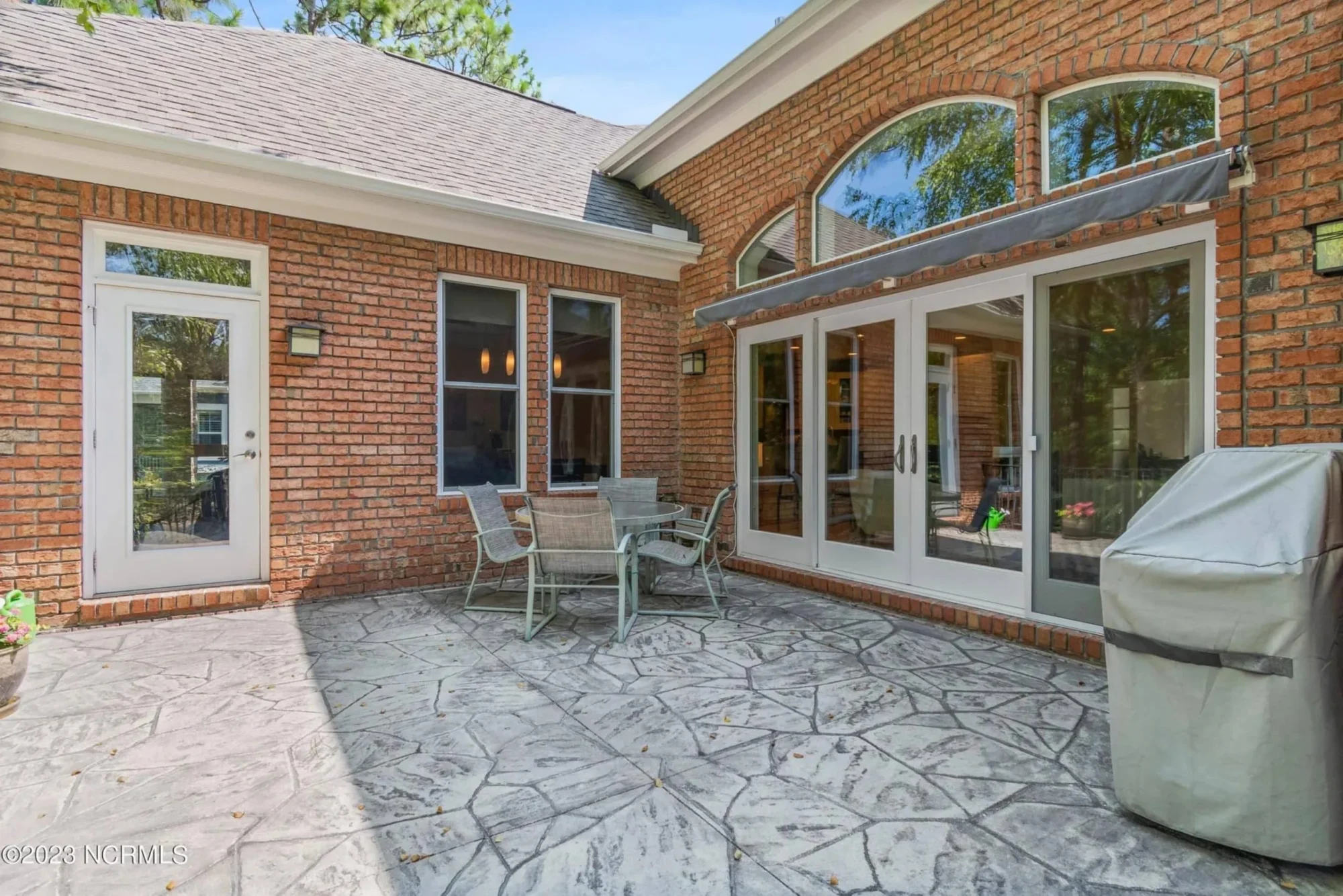 Expansive house Plan with CAD Blueprints & Stylish Design